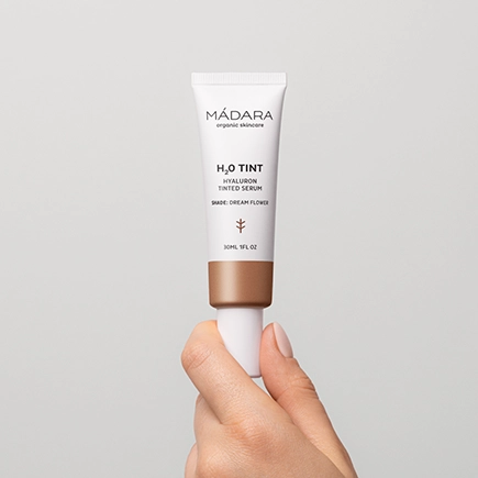 MÁDARA H2O Tint Getöntes Hyaluron-Serum